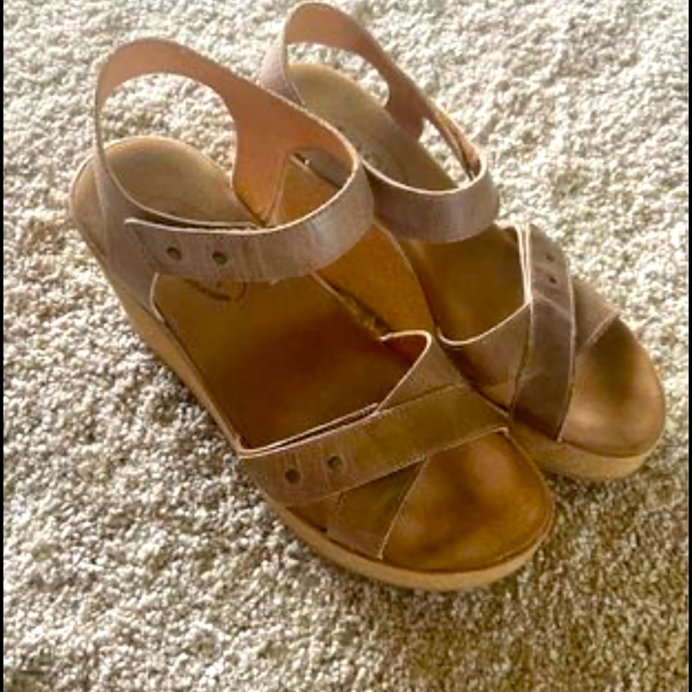 TAOS Lexie -Color - Taupe. Size 38 (7-7.5)